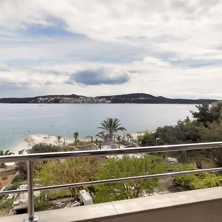 Sunny With Sea View Apartment *